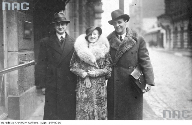 Aktorzy Hanka Ordonówna, Igo Sym ( z prawej ) i Leon Boruński. Łódź_04.1935 r.