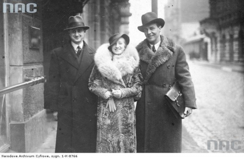 Aktorzy Hanka Ordonówna, Igo Sym ( z prawej ) i Leon Boruński. Łódź_04.1935 r.