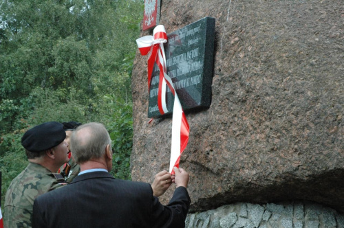 Aktu odsłonięcia tablicy pamiątkowej dokonali D-ca 11LDKPanc Paweł Lamla, oraz prezes Zarządu Głównego ZBŻZ i ORWP Adam Rębacz. #Pomnik
