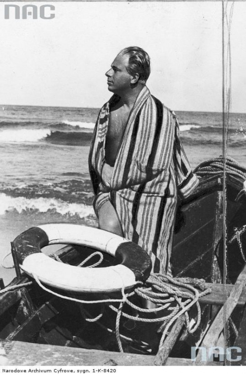 Jan Kurnakowicz, aktor, ( siedzi na łodzi w szlafroku )_1933 r.