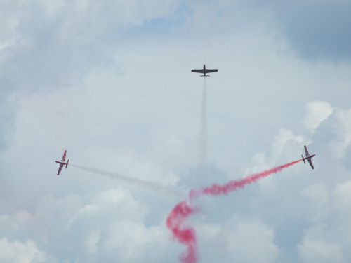 Pokaz akrobacji powietrznej zespołu Biało-Czerwone Iskry #lotnictwo #akrobacja #iskry #MałopolskiPiknikLotniczy #samoloty #pokazy