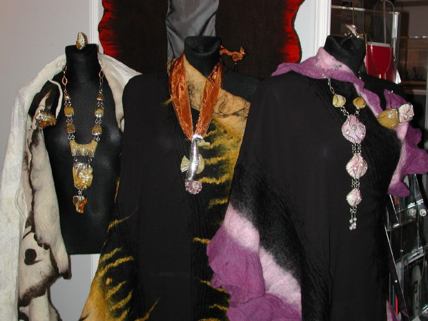 Wystawa Amberif 2009 #filc #bursztyn #srebro #design #BiżuteriaAutorska #naszyjnik #jewelry #szal #jedwab #wystawa #power #amber #HandMade