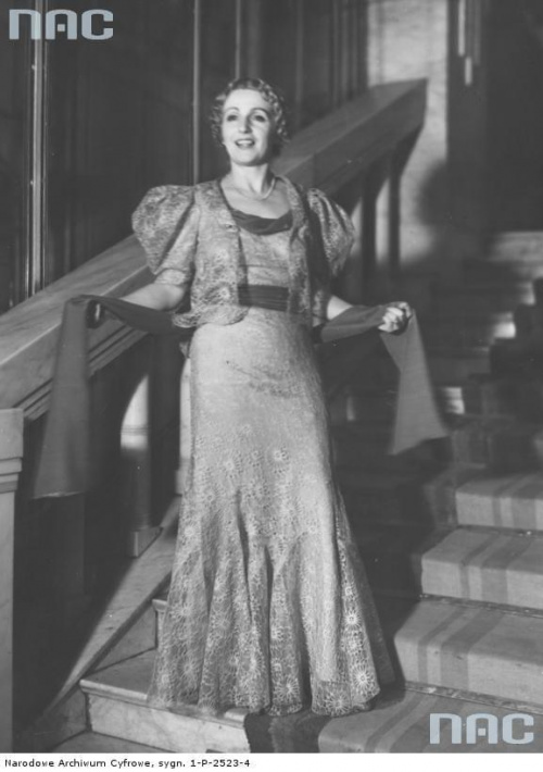 Kazimiera Skalska, aktorka. Fotografia pozowana przy schodach. Bal mody zorganizowany przez Związek Autorów Dramatycznych w Warszawie_09.01.1937 r.