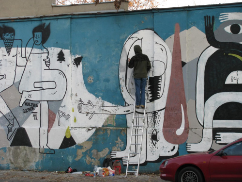 Powstający mural przy Nabycińskiej (autor przy pracy)