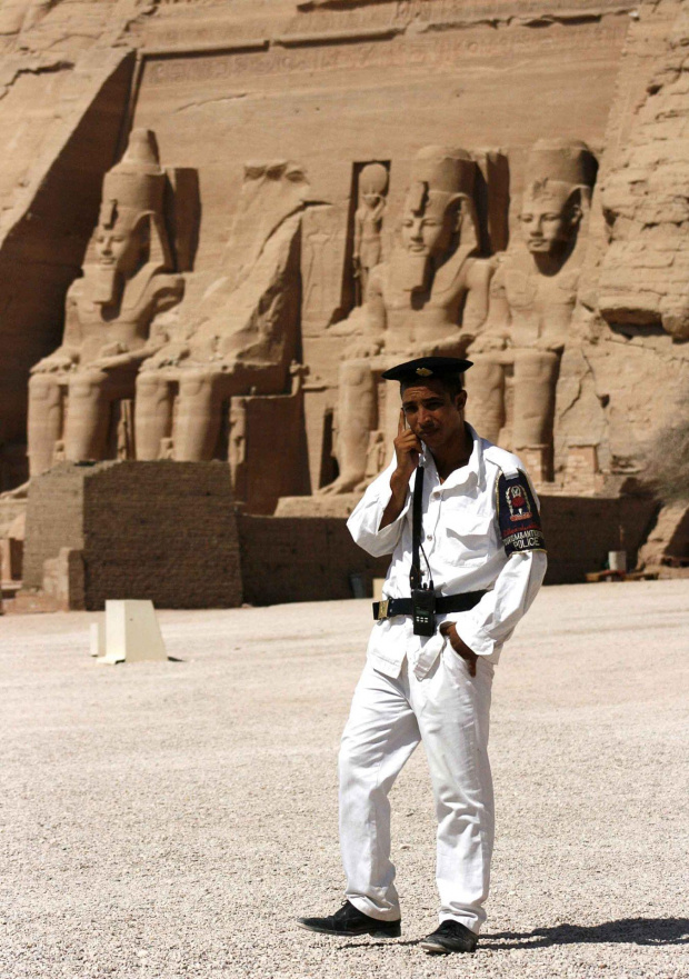 Władza zawsze pozostaje władzą. W Abu Simbel czuwa współczesna policja i starożytny Ramzes II