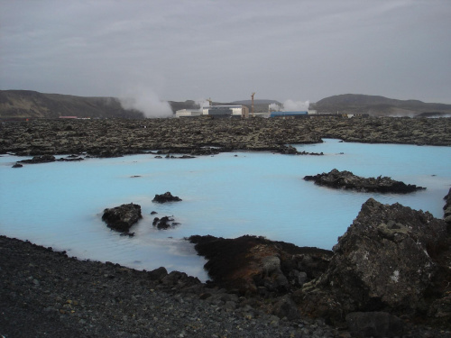 Islandia. Jedna z najwiekszych w swiecie elektrowni geotermalnych, obok ktorej znajduje sie sztuczne kapielisko
Blekitna Laguna - Bláa Lónid
