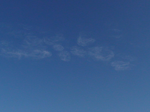zdjęcie nr 1
dziwne chmurki, które zaobserwowałem dzisiaj rano (5maja2010)
po 5 minutach nie było po nich nawet śladu