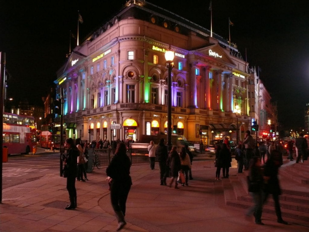 Przy Piccadilly Circus nocą #Londyn