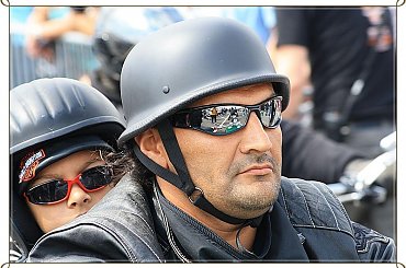 Harley - Days Hamburg / 2010
okolo 75000 motocykli z calej europy . Ponad pol miliona gapiow #harley #twarze #motory #zlot