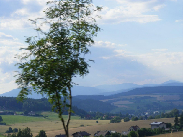 17:59:12 Okolice Batńovic, w tle Karkonosze ze Śnieżką #SudetyKarkonosze