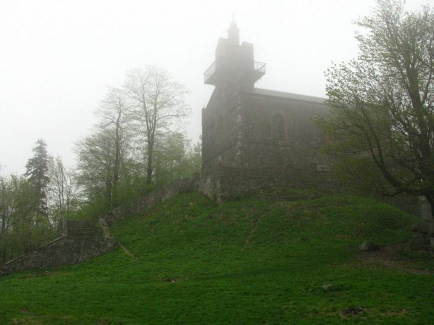 Kościół na Ślęży #Ślęża #kościół #mgła