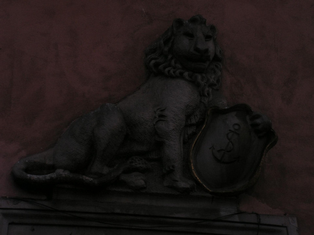 Lew na ścianie domu w Warszawie - płaskorzeźba nr 2 fota nr 2