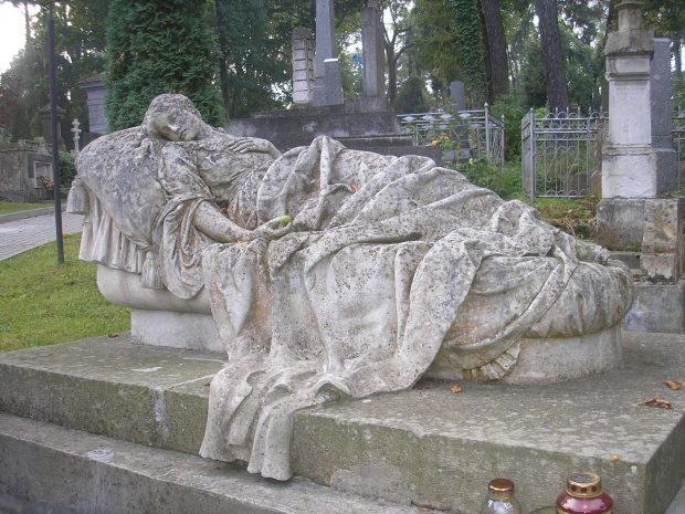 Cmentarz Łyczakowski w Lwowie ,grób młodej aktorki która zmarła w czasie przerwy w przedstawieniu