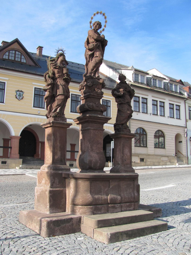 Rzeźby maryjne na rynku #czechy #Jilemnice #ratusz #rzeżby