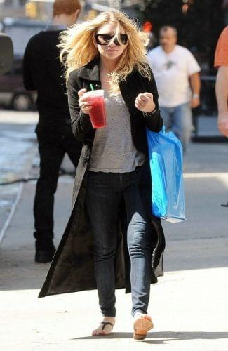 Ashley getting drinks at Starbucks in NYC-paparazzi sierpień 2008