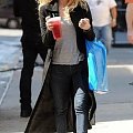 Ashley getting drinks at Starbucks in NYC-paparazzi sierpień 2008