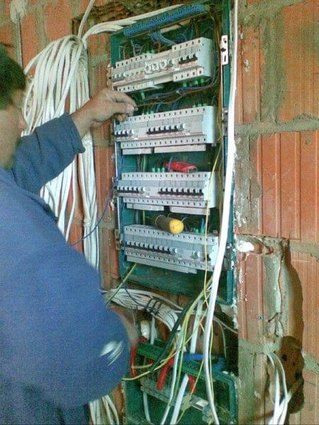Pazdziernik - pierwsze instalacje wewnetrzne - elektryka - serce instalacji i fachowiec w akcji - troche zaszalalem - ale co mi tam ;) #KORNELIA