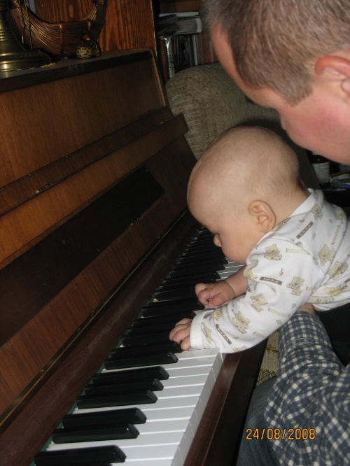 tak się rodzi pianista:)