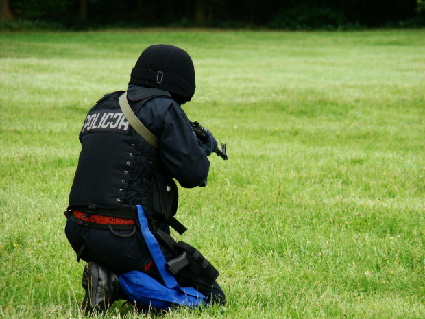 Pokazy działań brygady antyterrorystycznej z okazji Dnia Policjanta