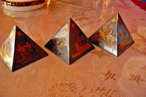 Miniaturki slynnych piramid w Gizie. Kazdy scianka z tych piramid ma inny motyw. Te piramidy sa z metalu a wzorki sa wyryte.