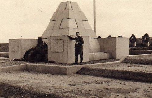 Załuż ok. 1941 #Załuż #Sanok #pomnik #wojsko