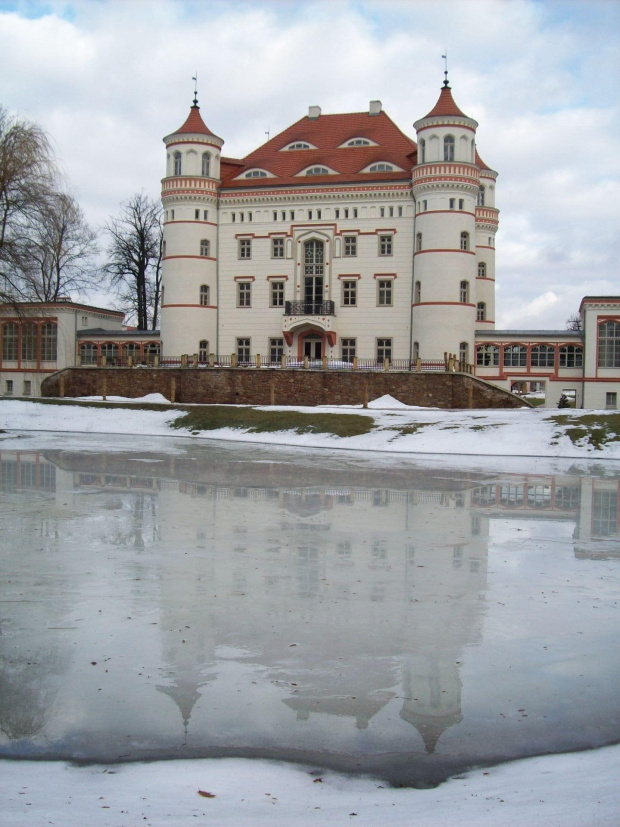 Pałac Wojanów i jego lodowe odbicie :) #wojanów #zima #lód