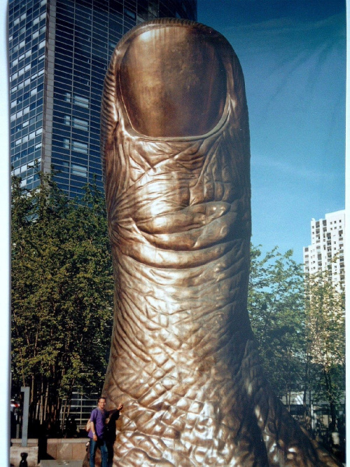 V.1997 Paris, La Defense. Podobno najwiekszy na Swiecie "pomnik kciuka", ("Le pouce") 12 m. wys. 18 ton (braz, blacha)