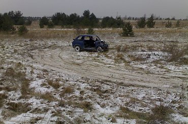 Trzeba się troche rozerwac i po driftowac! Fotka z Listopada 2008 roku #buggy #drift #zima #snieg #LekkiOpad #slizg #slajd #slide #maluch #fiat #samoróbka #rozrywka #mrozik #bok #ręczny #slisko #jazda #wypad