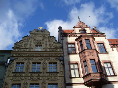po stronie lewej Kamienica pod Gwiazdą,jest to jeden z najokazalszych i najlepiej zachowanych barokowych domów mieszczańskich w środkowej i północnej Europie #Toruń