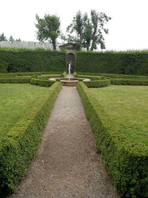 zamkowy ogród z fontanną #ogród #Czechy #Nachod #zamki #natura #krajobraz #zieleń