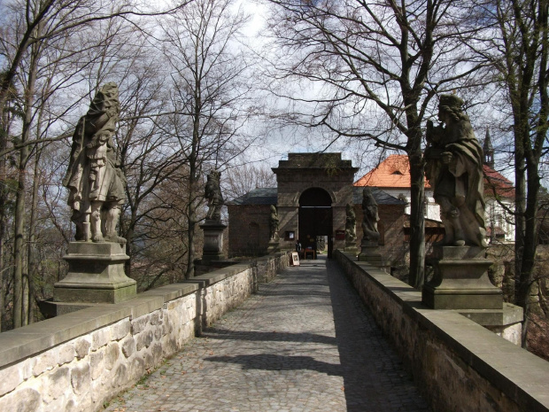 Most z figurami świętych prowadzący do bram zamkowych,na moście są repliki rzeźb oryginały znajdują się w kaplicy zamkowej.. #Czechy #SkalneMiasto #hruboskalsko #ZamekValdstejn