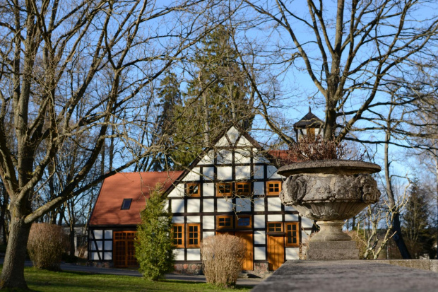 Park przy Pałacu Bismarcka w Warcinie, czekam kiedy rozkwitną w tej wazie kwiaty.