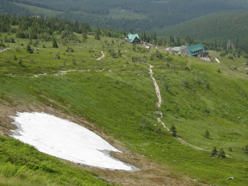 Schronisko Pod Łabskim Szczytem w lecie i dowód na to,że śnieg w Karkonoszach jest niemal non stop.. #karkonosze #góry #krajobraz #schroniska #lato #śnieg #PodŁabskimSzczytem