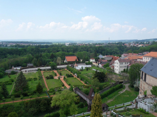 Widok z wieży zamkowej na zamkowy park.. #Czechy #miasto #Zamek
