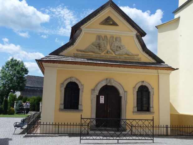 Kaplica Czaszek w Czermnej,niestety w środku nie wolno robić zdjęć.. #Czermna #KaplicaCzaszek #kościół #wieża
