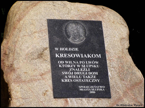 SŁUPSK - Kamienny obelisk. Tablica pamiątkowa poświęcona pamięci Kresowiaków. #Miasto #obelisk #historia