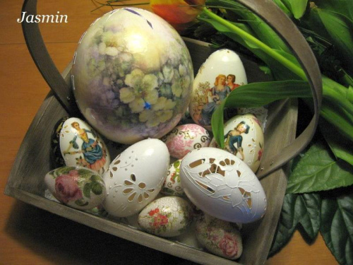 jajka w koszyczku- dekoracja wielkanocna