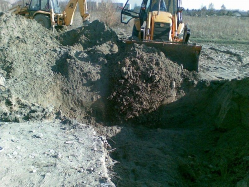 Kwiecień 2009 - kanalizacja - zasypywanie "krateru" #Kornelia #budowa
