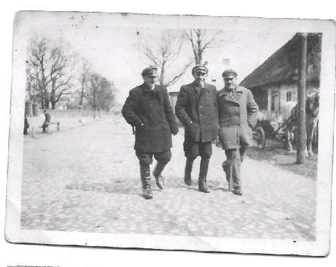 Rok 1946. W tle powojenny Grębków.
Na zdjęciu jest mój pradziadek Wacław
Dymek, jego bratJan i Kazimierz Grabowski. #Grębków #Kózki #WiekXIX #WiekXX