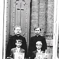 Rok 1972 księża Kukawski (z lewej) i prefekt (nie pamiętamy nazwiska) na pamiątkowym zdjęciu z moim wujkiem Jackiem
(z prawej) i jego kolegą Tomaszem Chodowskim (z lewej). #Grębków #Kózki #WiekXIX #WiekXX