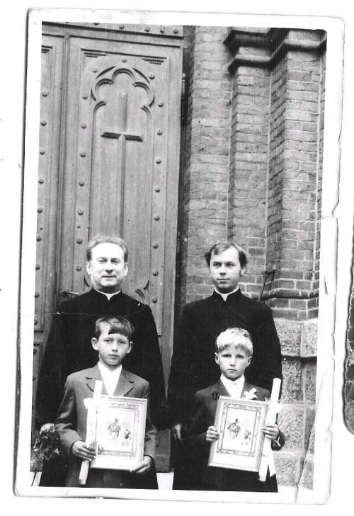 Rok 1972 księża Kukawski (z lewej) i prefekt (nie pamiętamy nazwiska) na pamiątkowym zdjęciu z moim wujkiem Jackiem
(z prawej) i jego kolegą Tomaszem Chodowskim (z lewej). #Grębków #Kózki #WiekXIX #WiekXX